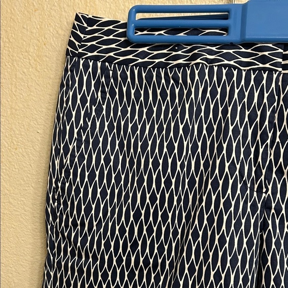 Liz Claiborne Sloane Stretch Blue White Patterned Bermuda Shorts Size 6 - Picture 4 of 9